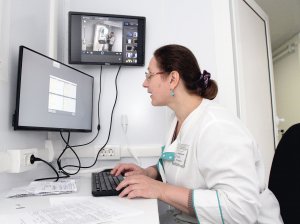 Дніпровська лікарка Ганна ­Ковриженко проводить обстеження грудей на цифровому мамографі. Обладнання може виявити пухлину на ранній стадії. Перший такий прилад у місті встановили позаторік
