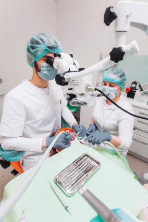 Столичний стоматолог Олександр Бєліков лікує зуби під мікроскопом. Так може зробити все якомога точніше