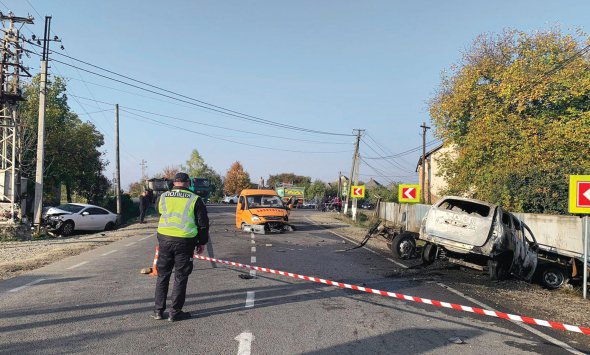 Обгорілий легковик ”Рено” залишився на місці аварії, в якій загинули четверо товаришів — двоє дівчат і двоє хлопців. Машина спалахнула після того, як врізалася на швидкості в евакуатор