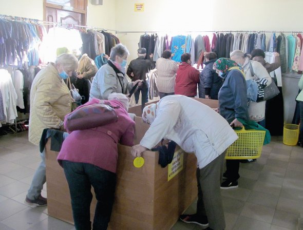 Люди вибирають речі в магазині вживаного одягу ”Секонд-маркет” у Гайсині на Вінниччині. В останній день завозу кілограм коштує 21 гривню