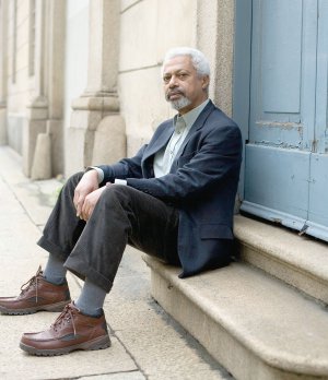 Британець танзанійського походження Абдулразак Гурна став другим африканським письменником, якому вручили Нобелівську премію з літератури. Він — автор романів, оповідань і наукових статей. 32 роки викладав літературу в Кентському університеті на південному сході Англії. З 2017‑го на пенсії. Письменника сфотографували на вулиці італійського міста Модена