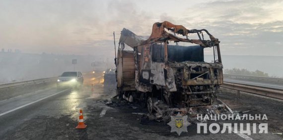 На Одещині  зіткнулися  і спалахнули дві вантажівки та три легкові автомобілі. Загинули троє людей.  12  - скалічилися