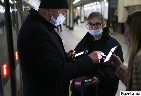 З 21 жовтня в Україні діють нові правила міжобласних перевезень у зв'язку з поширенням Covid-19. Відповідно до постанови Кабміну, пасажири повинні мати з собою сертифікат про вакцинацію або негативний тест на коронавірус.