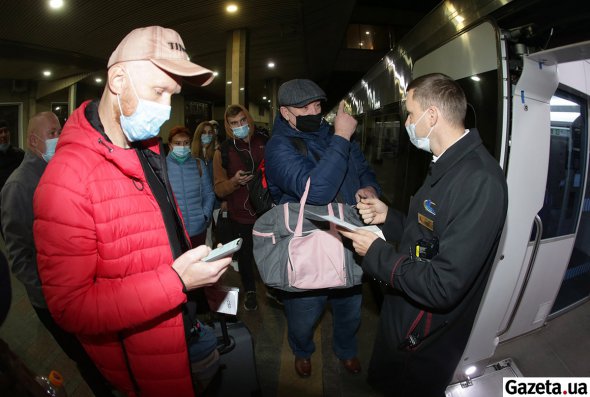 На входе в поезд проверяют наличие сертификатов и тестов проводники. На один из поездов не пустили около 20 человек