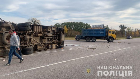 Под Киевом после столкновения с грузовиком перевернулся автобус ПАЗ, в котором ехали 17 граждан Беларуси
