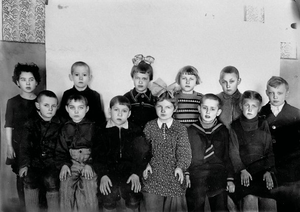 1952 року Михайло Михалко (у верхньому ряду другий ліворуч) навчався в четвертому класі київської школи №110. Вона була російська. Тому до прізвища Михалко вчителі часто додавали літеру ”в”