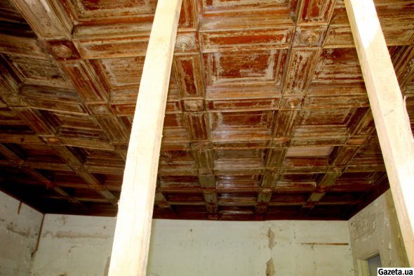 Дубовый кессонный потолок в одной из комнат. Едва ли не последний элемент интерьера, сохранившийся до нашего времени