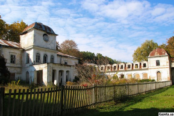 Палац Муравйових Апостолів у селі Хомутець на Полтавщині. Будівля в стані руйнації