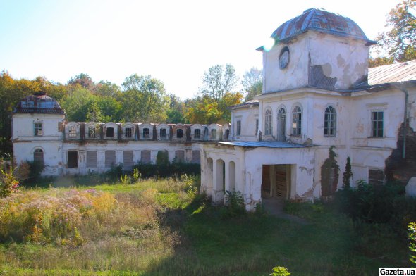 Головна частина палацу, парадний вхід. На рівні другого поверху - балкон, вихід до якого був з головної вітальні. Вінчає споруду вежа зі складним дахом. Колись була прикрашена круглим гербом Муравйових-Апостолів