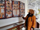Директор Мистецького музею ім. Леся Курбаса у місті Самбір Любов Тепла демонструє експонати