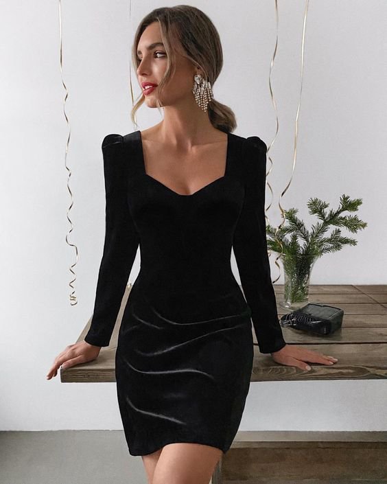 Чорна сукня є завжди в тренді. Мінімалістичний варіант з трикотажу або бавовни - ідеальна база