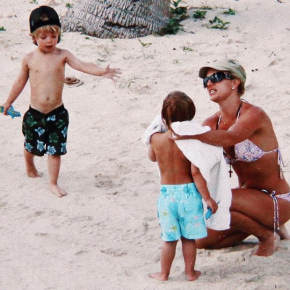Бритни Спирс показала архивные снимки своих сыновей, сделанные во время отдыха. Фото: instagram.com/britneyspears