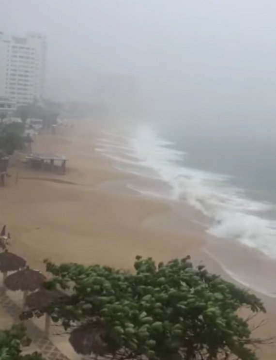Тихоокеанское побережье Мексики обрушился ураган "Рик"
