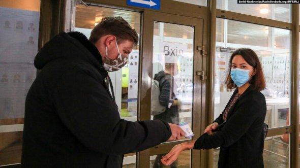 Первые выборы в Украине провели в условиях пандемии