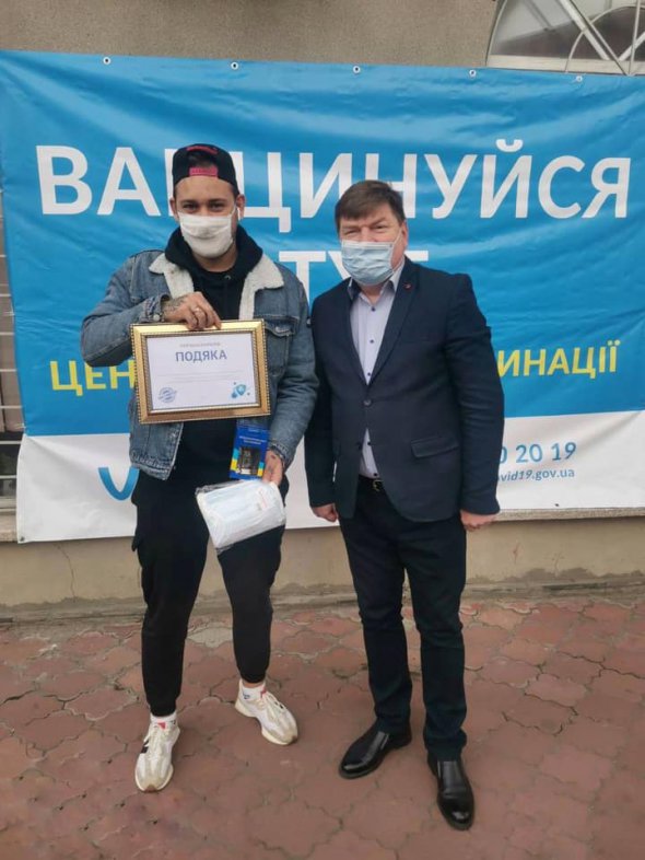 П'ятитисячному пасажиру, який вакцинувався на вокзалі Укрзалізниці, вручили подяку