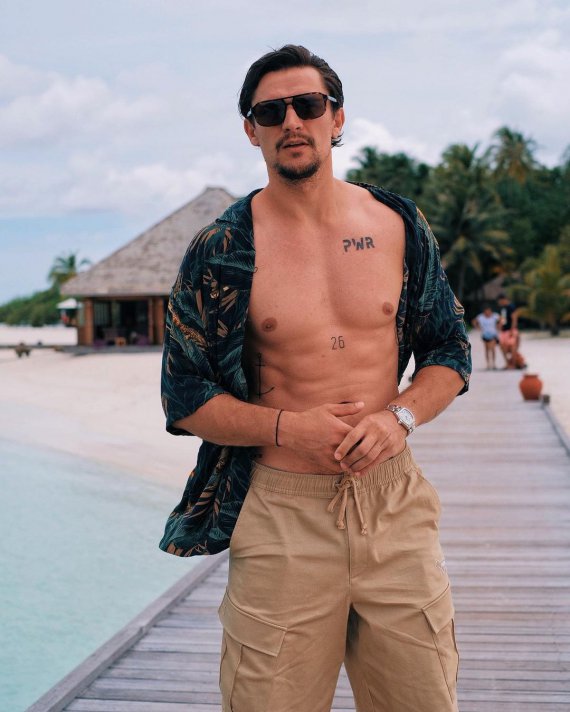 Актор Тарас Цимбалюк з дружиною Тіною полетіли у відпустку на Мальдівські острови