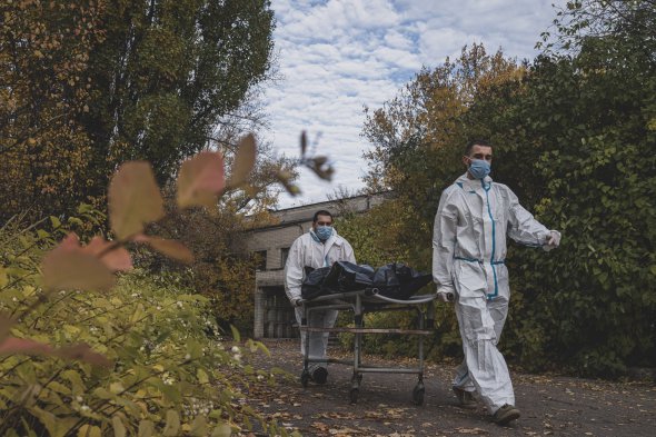 За час пандемії в Україні померли 64 936 людей