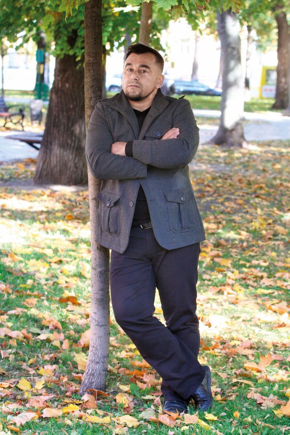 Ісмаїл РАМАЗАНОВ, 35 років, колишній політв’язень. Народився 12 липня 1986-го в узбецькому селі Гульбаг Задар’їнського району Наманганської області, куди депортували батьків 1944 року. У Крим родина повернулася 1993-го. ”Покинули в Узбекистані все. Навіть будинок не змогли продати. Новий у Криму зводили п’ять років”. Навчався у Східноукраїнському національному університеті імені Володимира Даля, на факультеті ”Організація та управління транспортом”. Працював провідником на Придніпровській залізниці. У січні 2018-го затримали за звинуваченням в ”екстремістських висловлюваннях” на адресу окупаційної влади. Пів року провів у Сімферопольському слідчому ізоляторі. У липні випустили під підписку про невиїзд. Кримінальну справу закрили в січні 2019-го. Навчається на юридичному факультеті Таврійського національного університету імені Володимира Вернадського. Улюблена книжка – ”Солодка сіль Босфору” турецького письменника Ельчина Сафарлі. Подобається східна музика. Цікавиться історією Криму. Любить кримськотатарську кухню. Неодружений. Другий рік живе в Києві