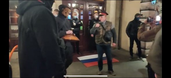 Активісти поклали російський флаг біля входу до клубу, де проходив творчий вечір Олени Лазуткіної. Пропонували відвідувачам витирати об нього ноги