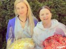 Народная артистка Украины Нина Матвиенко позирует с дочкой-певицей Тоней