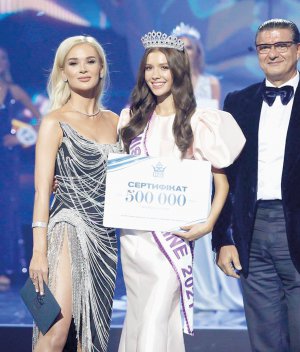 За перемогу в конкурсі ”Міс Україна2021” ­Олександрі Яремчук вручили сертифікат на 500 тисяч гривень та корону вартістю три мільйони доларів
