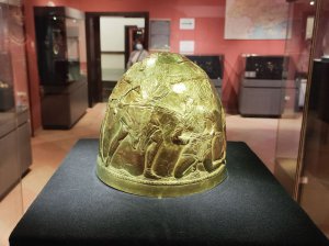 Скіфський золотий шолом IV століття до нашої ери — один із експонатів виставки ”Скіфське золото” в нідерландському Амстердамі. Реліквію мають повернути в Музей історичних коштовностей України