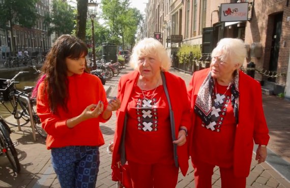 Андраде познакомилась с самыми старыми проститутками Амстердама - сестрами-близнецами Мартиной и Луизой Фоккенс