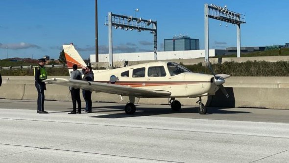 Вблизи Торонто малый пассажирский самолет совершил вынужденную посадку
