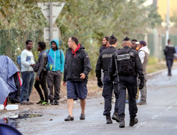 Поліцейські перевіряють табір мігрантів у французькому місті Кале. Звідти люди намагаються потрапити до Великої Британії. Багатьом пропонують нелегальну роботу на виноградниках і фермах