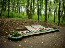 Мемориальная доска на месте массовых расстрелов в Гришкове лесу в Полтаве