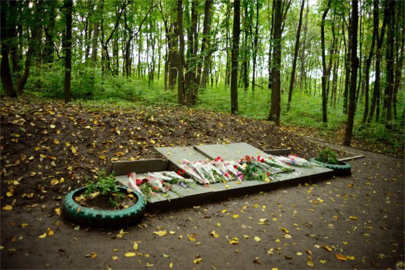 Мемориальная доска на месте массовых расстрелов в Гришкове лесу в Полтаве