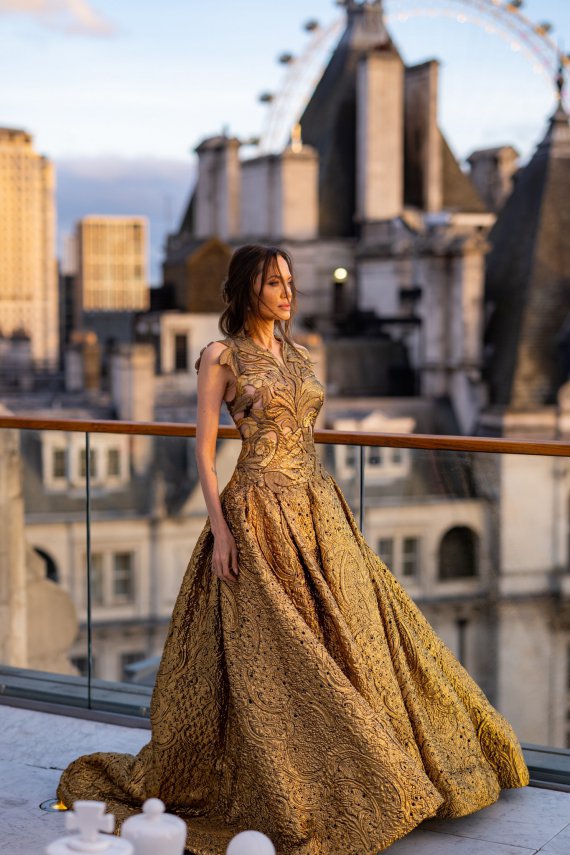Голлівудська акторка Анджеліна Джолі позувала в розкішній пишній сукні від кутюрного Valentino