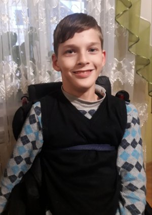 15-річний Артур Фендак із села Добровосців Дрогобицького району на Львівщині має ДЦП. Потребує реабілітації у клініці Козявкіна, щонайменше 4 рази на рік. Вартість курсу становить 21 тис.грн.