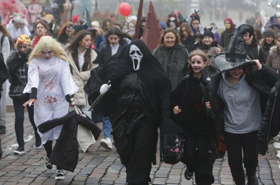 У Києві напередодні Гелловіну пройшов парад зомбі