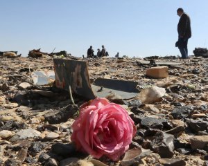 Військові слідчі з Єгипту і Росії стоять біля уламків російського авіалайнера на місці його падіння