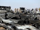 Військові слідчі з Єгипту і Росії стоять біля уламків російського авіалайнера на місці його падіння