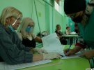 Для голосования на участках - харьковчане должны были приходить с паспортами. После проверки данных – члены комиссий выдавали им бюллетени