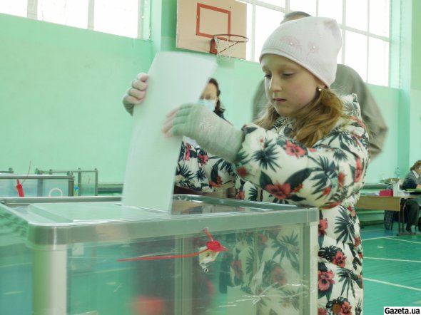 Частина харківських виборців приходили на дільниці з дітьми. Віддавали їм бюлетені після голосування, аби вкинули в урни 