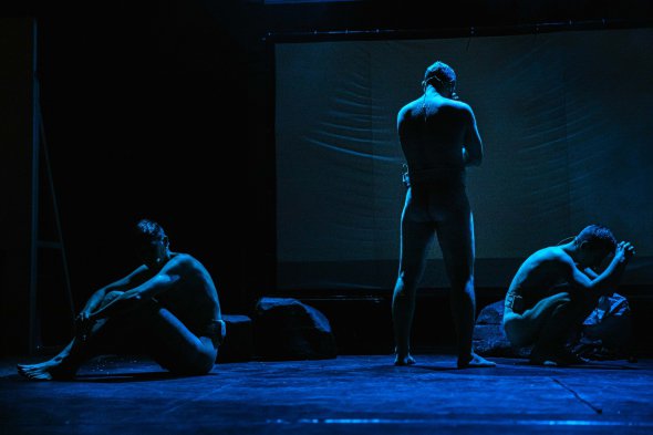 Актеры спектакля "Антрацит" стояли на сцене голыми, делая вид, что принимают душ