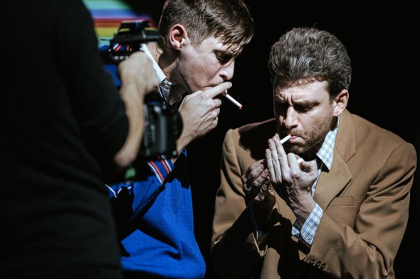 Во время спектакля "Антрацит" актеры курили на сцене