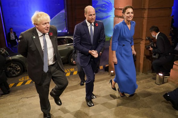 Жена британского принца Уильяма Кейт Миддлтон увлекла образом в синем платье