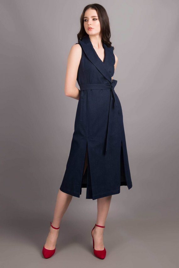 Дизайнер Андре Тан демонстрирует темно-синее платье длины миди