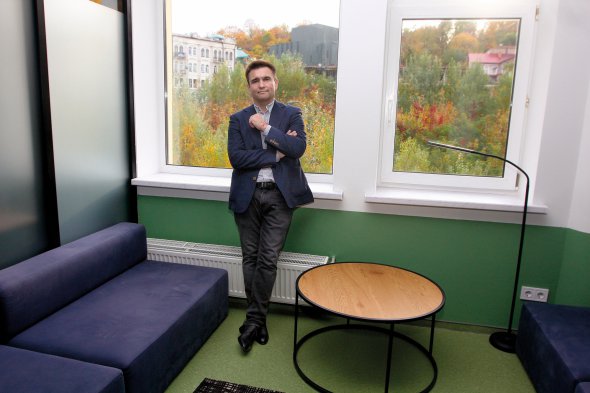 Павло КЛІМКІН, 53 роки, дипломат. Народився 25 грудня 1967 року в російському Курську. Школу закінчив у Києві. Вищу освіту здобув 1991-го в Московському фізико-технічному інституті, на факультеті аерофізики та космічних досліджень за спеціальністю ”Фізика та прикладна математика”. Працював в Інституті електрозварювання імені Євгена Патона Національної академії наук України. 1993 року почав кар’єру в Міністерстві закордонних справ України. Працював над темами контролю над озброєннями та роззброєння, міжнародних організацій, економічної дипломатії, наукової та екологічної співпраці, енергетичної та ядерної безпеки. Був послом України в Німеччині. Майже 20 років опікувався євроінтеграцією, керував делегаціями на переговорах стосовно Угоди про асоціацію та безвізовий режим з Євросоюзом. Має ранг Надзвичайного і Повноважного Посла України. Ексміністр закордонних справ України. Керівник програми європейських, регіональних і російських досліджень в аналітичному центрі ”Український інститут майбутнього”. У шлюбі. Має двох синів