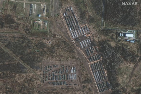 Российские бронетанковые части и вспомогательное военное оборудование на базе в городе Ельне