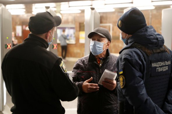 У Києві перевіряють у людей Covid-сертифікати на вході в метро 