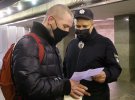 В Киеве проверяют у людей Covid-сертификаты на входе в метро