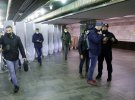 В Киеве проверяют у людей Covid-сертификаты на входе в метро 