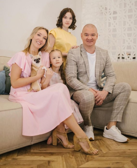 Ведущий Евгений Кошевой вместе с супругой Ксенией и дочерьми Варварой и Серафимой впервые показал квартиру в новом районе Киева