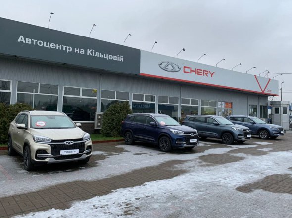 Китайский производитель автомобилей Chery продает в Украине 6 моделей кроссоверов: Tiggo 2, Tiggo 4, Tiggo 7, Tiggo 7 Pro, Tiggo 8 и Jetour X70. Стоят от 286,5 тыс. грн. Вошли в пятерку самых популярных новых автомобилей среди украинцев, с начала года купили 488 таких