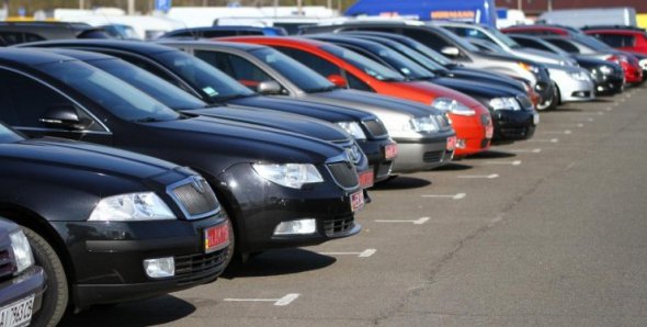 10-12 років тому найпопулярнішими новими автомобілями серед українців були російські “ВАЗи”, вітчизняні “Daewoo Lanos”, “Chevrolet” і чеські “Skoda”. Зараз “Лади” популярні лише у селах і невеликих райцентрах, Daewoo и Skoda — на ринку вживаних машин. Лідерами з продажу нових машин стали японські Toyota, французькі Renault, корейські Kia, китайські Chery і японські Mitsubishі